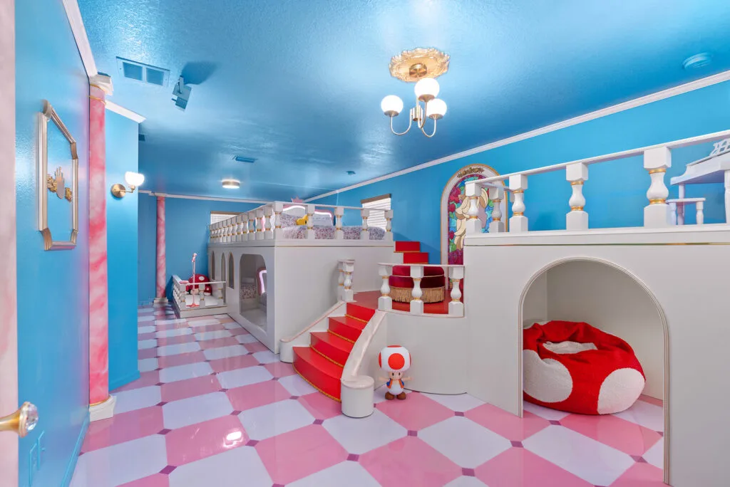 Themed Rooms 9042 Rhodes St-46